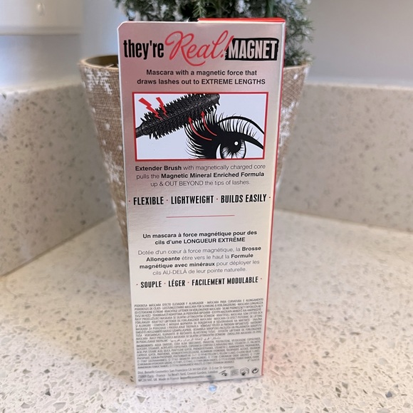 They're Real! Magnet Extreme Lengthening Mascara - Picture 5 of 7